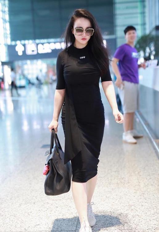 设计 冉莹颖被宠出“幸福肥”，但微胖身材也有看点，紧身裙穿出饱满感