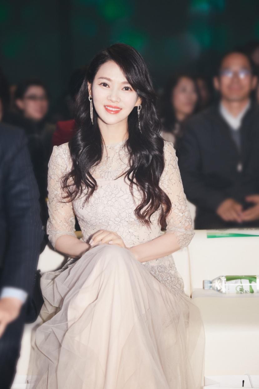 商演 伊能静商演真拼！穿公主裙身上还挂4根铁链，谁敢说是60后老阿姨