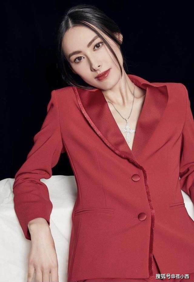 颜色 梁洛施终于换了风格!穿白色西装配绿色半身裙,比阔太还更优雅