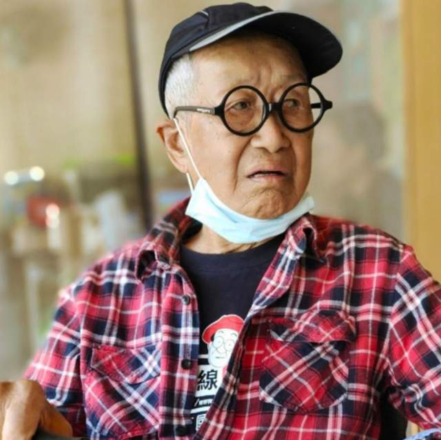 90岁男星肺部感染进医院,没呆几天坚持回家,插着管还直播献唱_陈炳