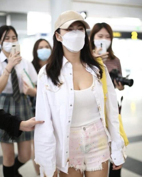 秦岚越 41岁秦岚越活像少女，穿小背心配蓝色短裤，打造国民初恋形象