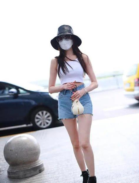 秦岚越 41岁秦岚越活像少女，穿小背心配蓝色短裤，打造国民初恋形象
