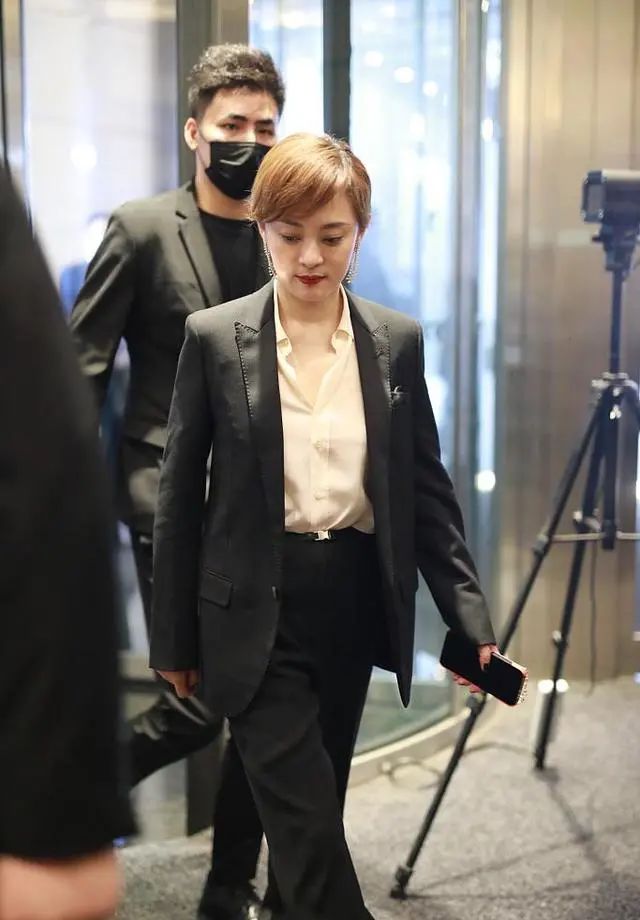 一身 孙俪又剪耳上短发,配一身黑西装出席活动,男相十足脸好长