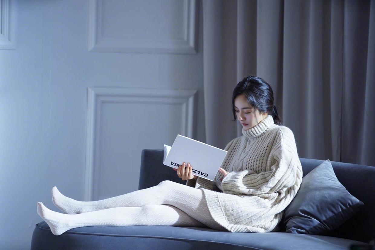 廓形 杨幂这身材也太美了,穿白色高开叉长裙秀美腿,P图都不敢这么P