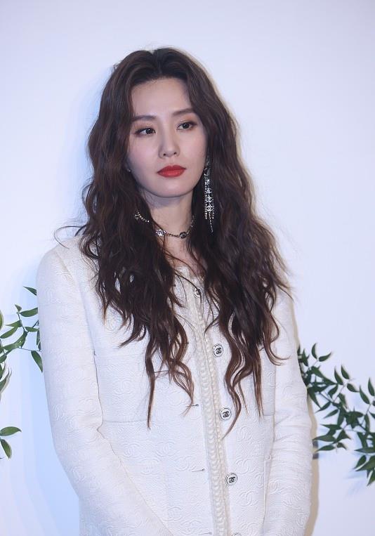 勾边 刘诗诗真是娱乐圈的清流，出席活动穿小香风服装，太保守了吧