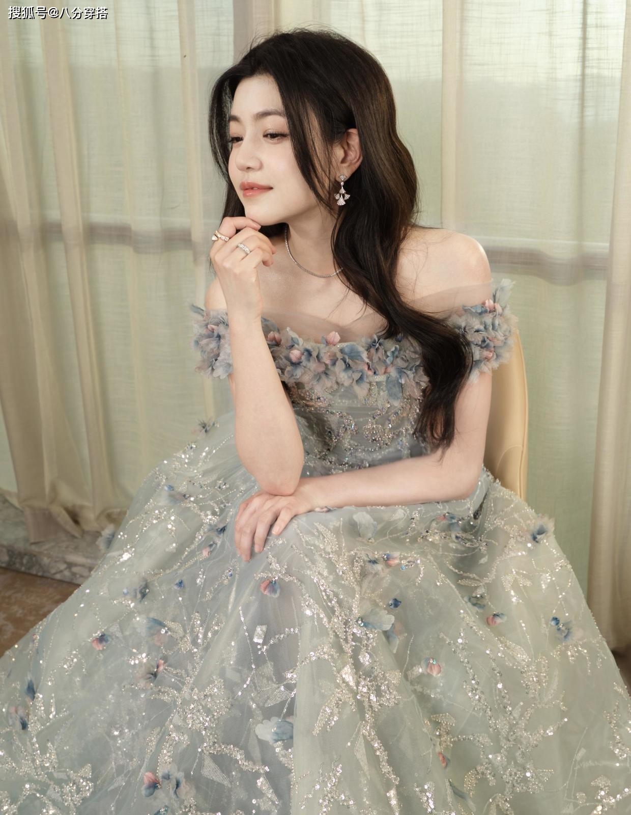 美眉 陈妍希越来越漂亮了，穿一字肩礼服秀好身材，气质温柔宛如邻家妹