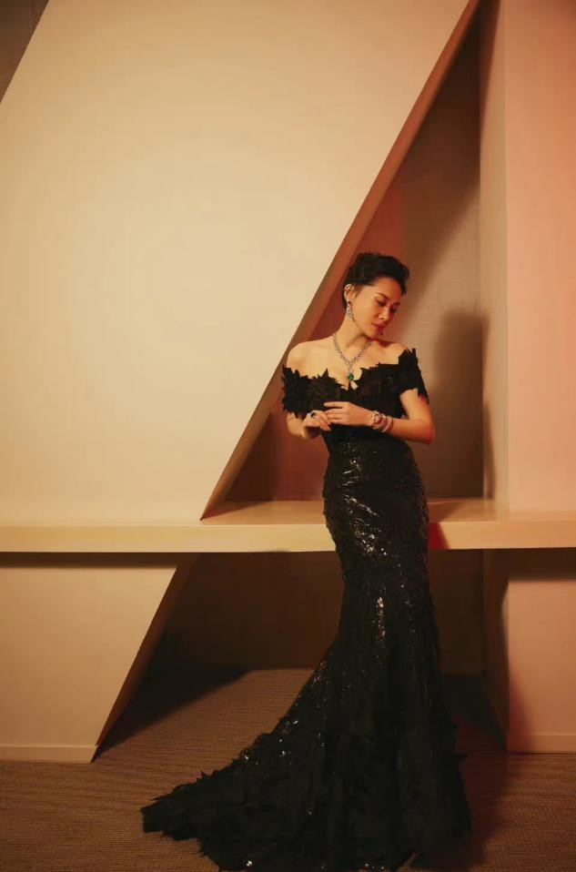 设计 纯欲风算是被许晴玩明白了！一身牛仔看似休闲，针织小衫才是关键