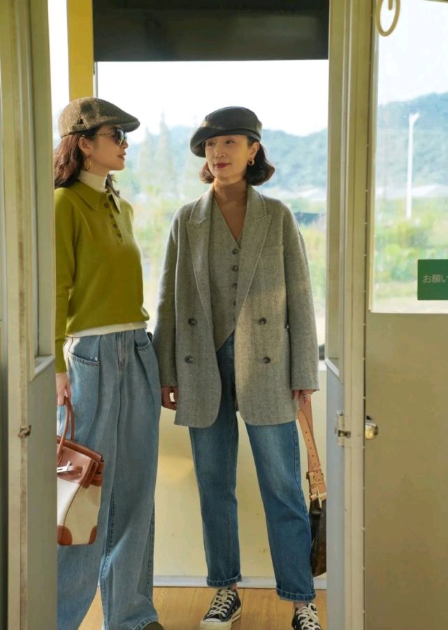 一身 50岁的女人别总穿一身黑，可以尝试浅色穿搭，演绎别样的视觉盛宴