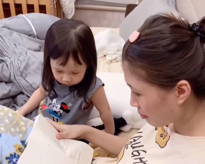 结局|广东妈妈陪女儿,看电视偷吃零食，不料女儿突然转头结局真实