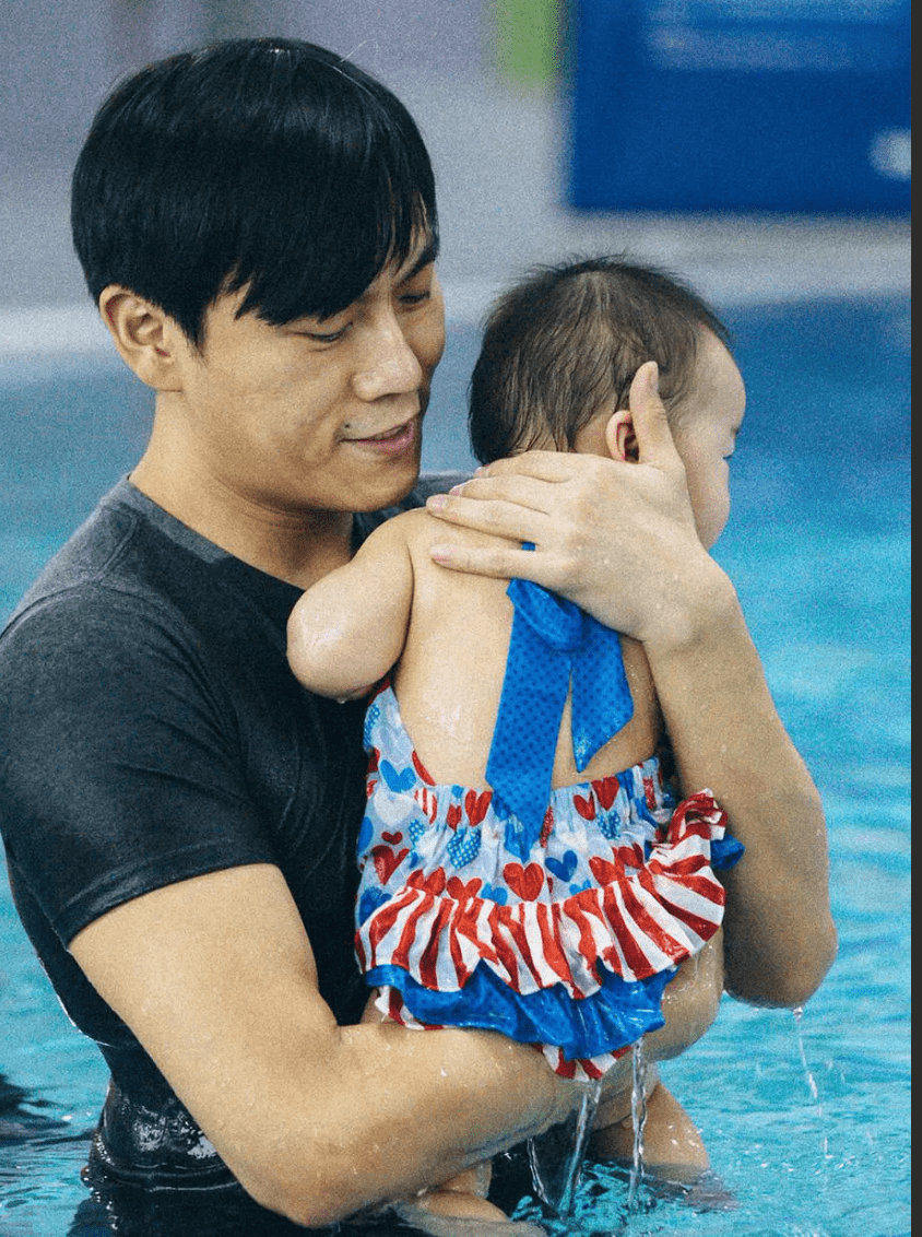 上游泳课衣服突然掉了 夏季校服太薄没有罩