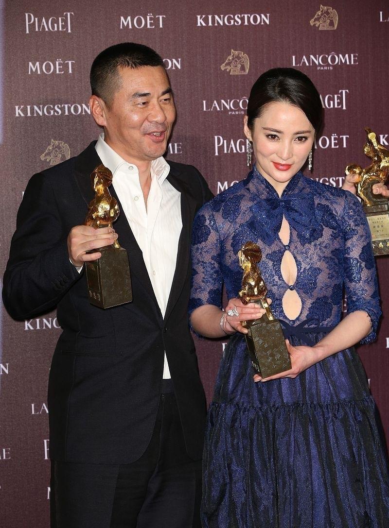 领口处 蒋勤勤放飞自我,穿那么紧的蕾丝裙就算了,胸前还扯三个洞看不懂