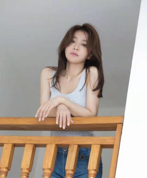 秦岚越 41岁秦岚越活像少女，穿小背心配蓝色短裤，打造国民初恋形象