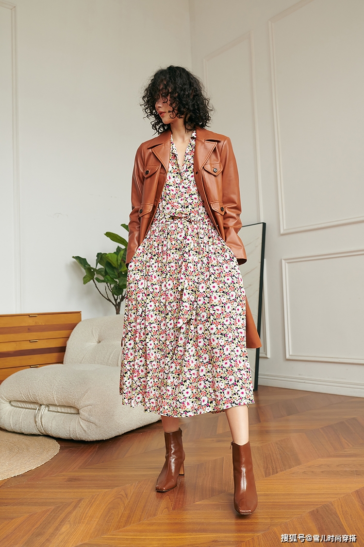 美得 早秋外套里搭配印花裙瞬间就很出彩，美得轻轻松松，赢得毫不在意