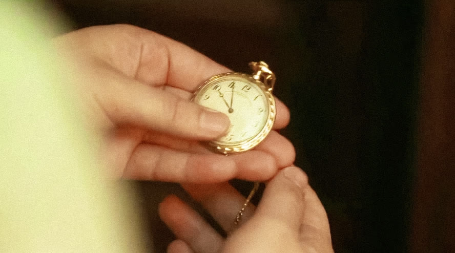 因为|倪妮新片首发预告，搭档邓伦上演“跨时空”爱恋，大街上深情拥吻