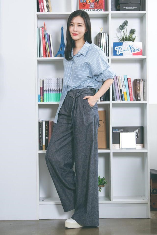 田朴珺 田朴珺不愧是地产大亨的太太，出席活动鞋上镶钻，配白裙知性高级