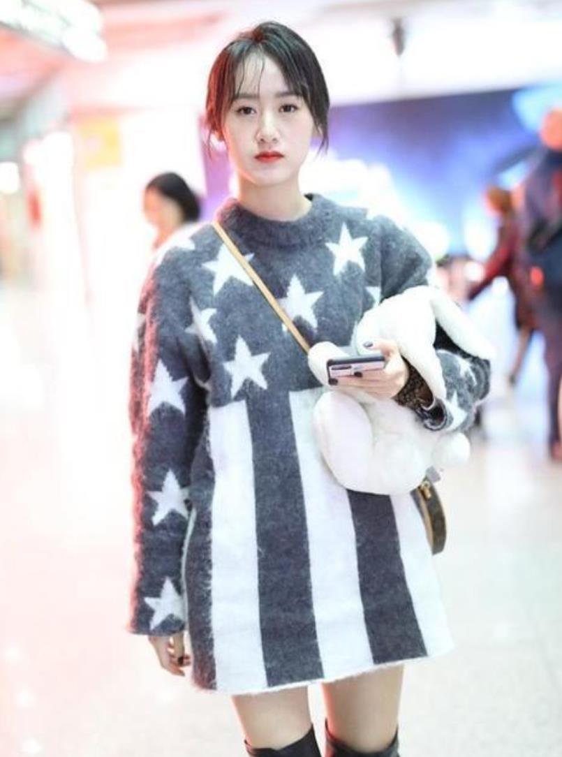 袁冰妍 袁冰妍穿少女装现身机场，穿过膝长靴秀美腿，背LV挎包却有点俗气