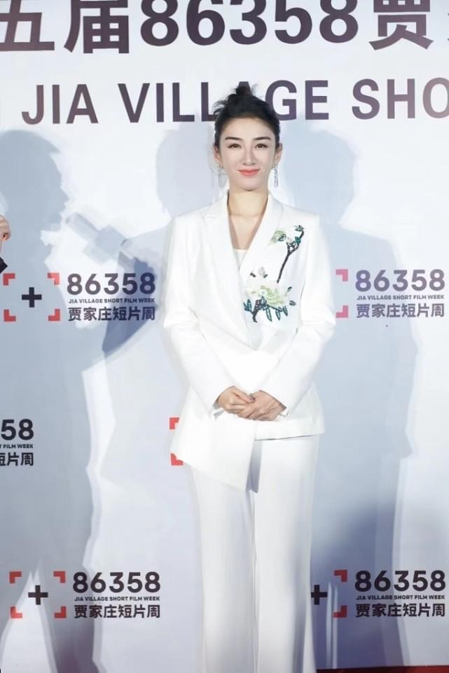 黄奕 黄奕和黄圣依同框，都穿鲜嫩色服饰，可看着更有女强人的气质