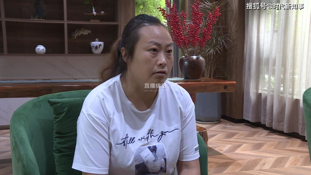 针对何女士反映的拖欠工资问题,李春燕则表示,他们一般是在每月中旬