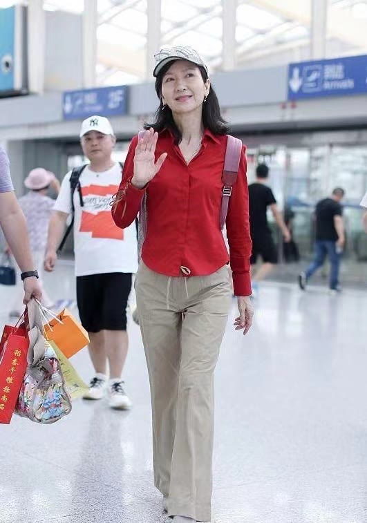 身材 “小青”陈美琪走机场，穿红衬衫素颜也耐看，就是瘦过头有些显老