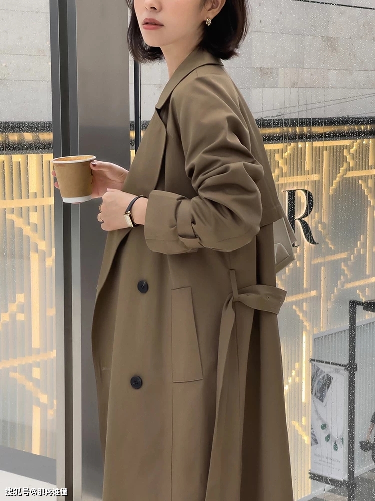 可以在 搭素色衬衫,搭小脚裤,搭高跟鞋,知性又女人搭T恤,搭直筒裤