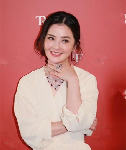 娃娃脸 阿Sa不愧是天生娃娃脸，穿白长裙尽显甜美风，比刚出道时还要美！