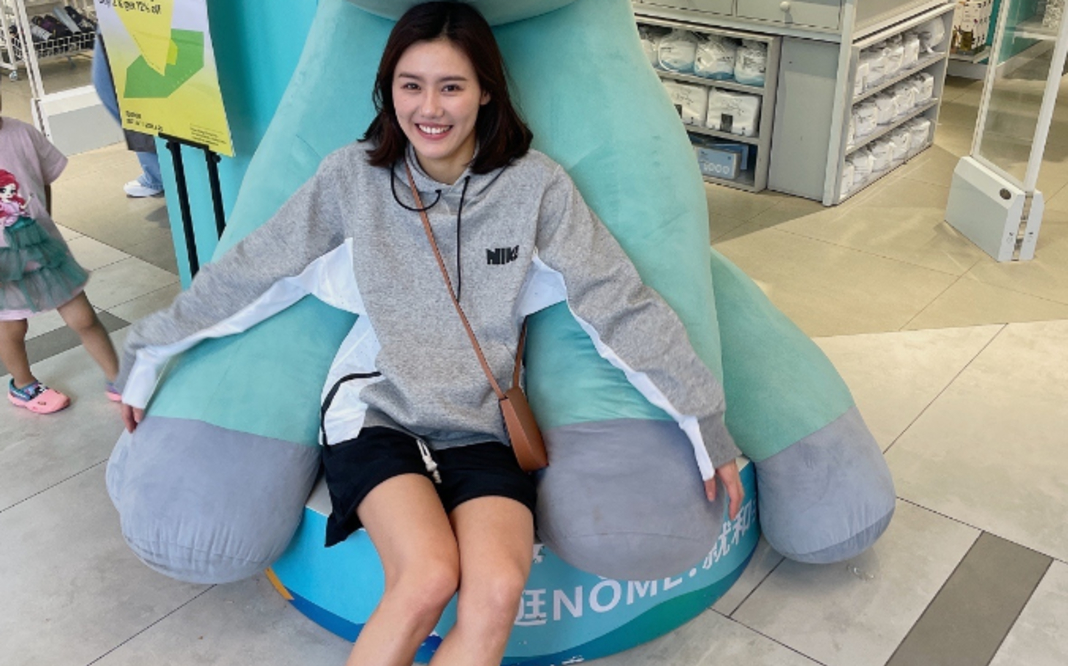 黑色 太美了！刘湘首次走T台秀，气场不输超模，泳坛女神要转行了？