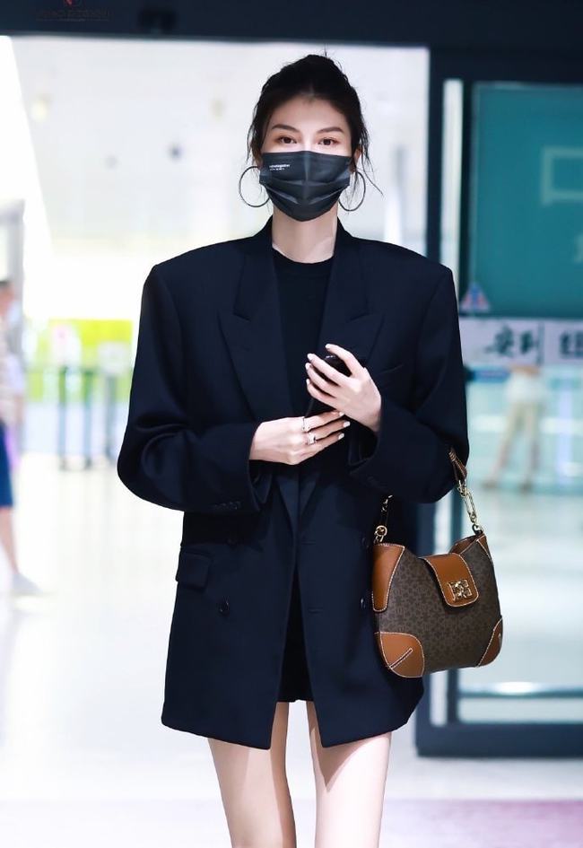 麻袋 超模何穗走机场超有范,身穿黑色长衫像披“麻袋”,果然有颜任性内搭打底衫西