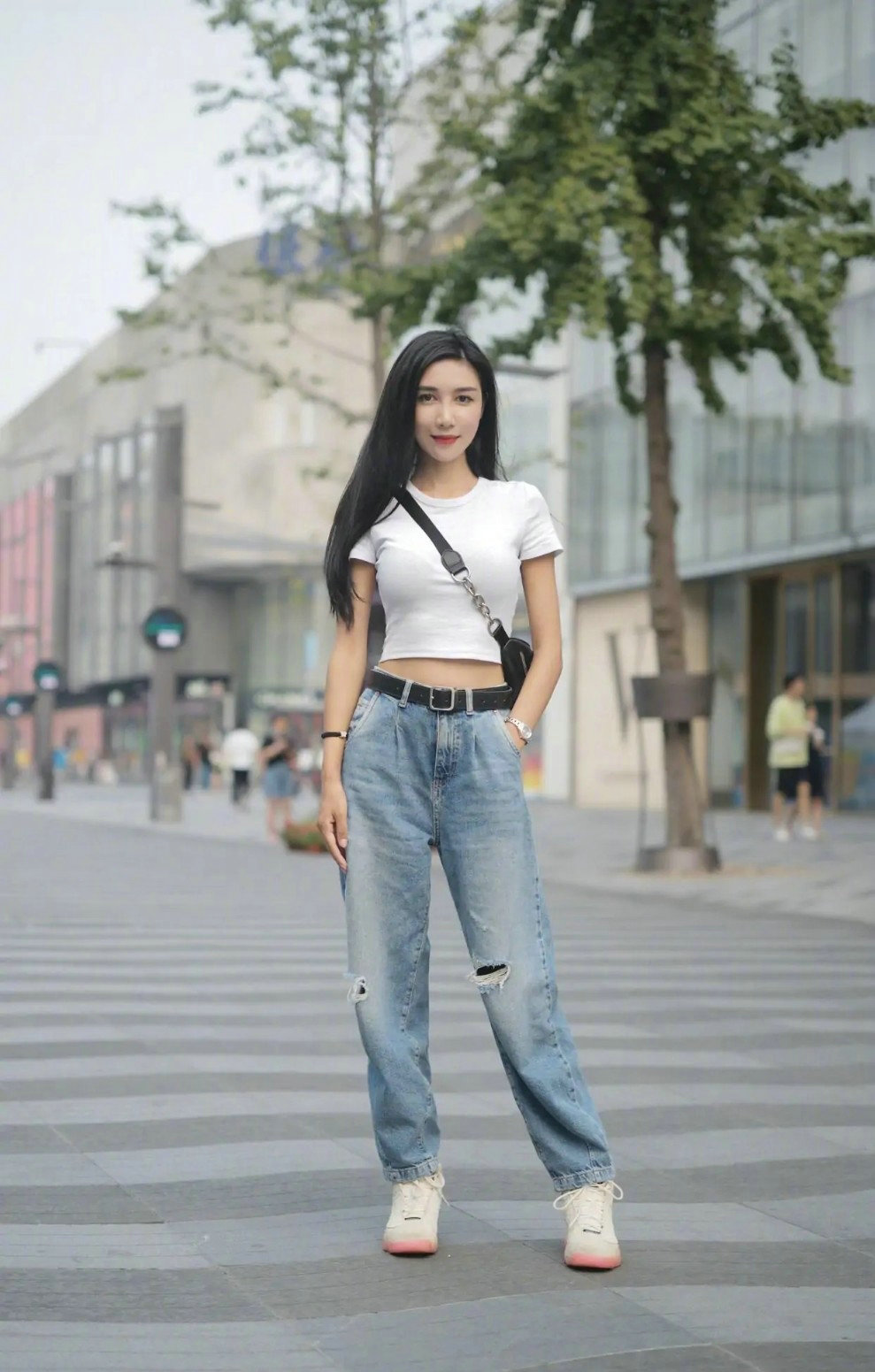 草帽 白色的草帽与白色的连衣裙色彩统一，时尚又百搭