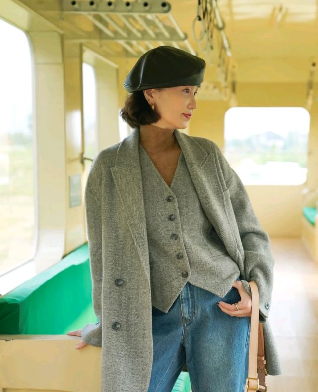 一身 50岁的女人别总穿一身黑，可以尝试浅色穿搭，演绎别样的视觉盛宴