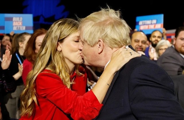 2岁儿子骑在爸爸肩膀上,金毛发型亮了_鲍里斯