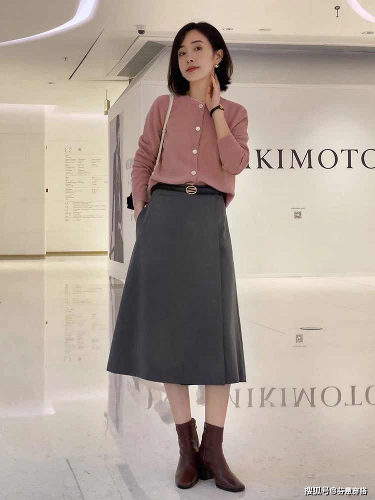 身材 圆领的羊毛开衫，是简单大方的基本款样式，搭配裤子裙子都好看