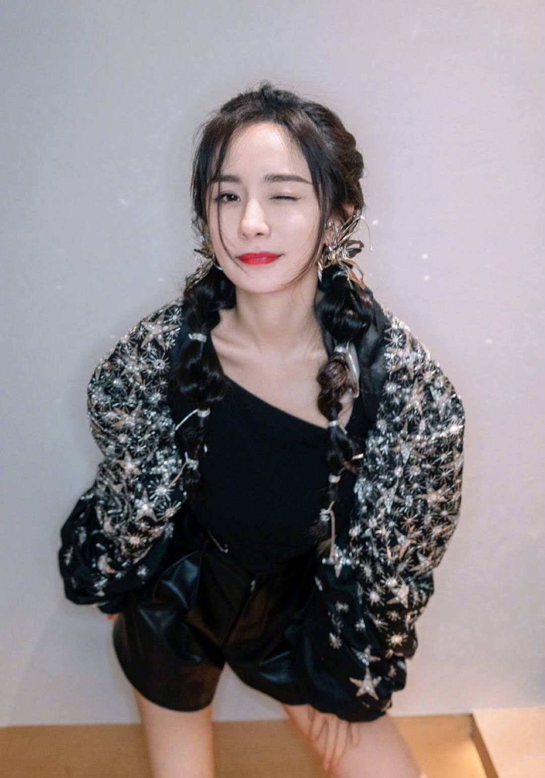 灯笼 被杨幂气质折服，穿小背心配“袖套”都好美，扎灯笼辫像18岁少女