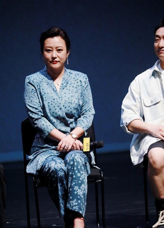 郝蕾 郝蕾也开始走商务风了，穿西装还挺干练的，生图感觉有点老气