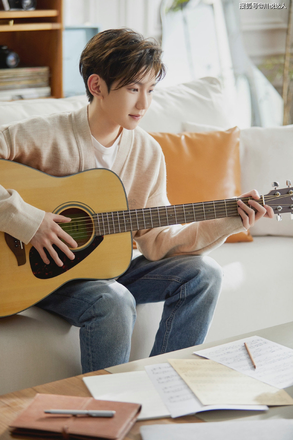 原创王源身着米色针织开衫搭配白t牛仔,温暖简约造型,怀抱吉他弹唱