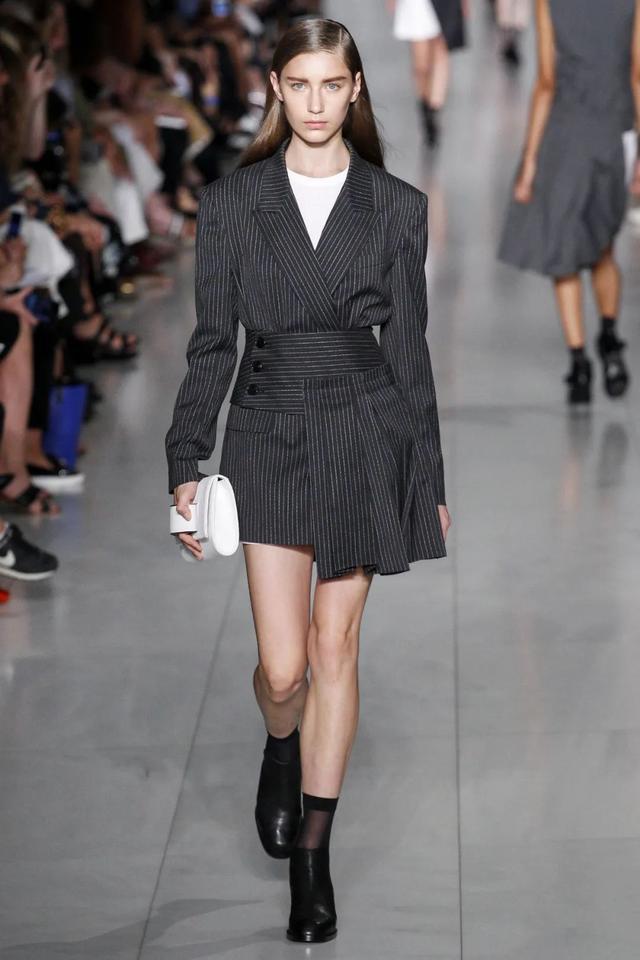 设计 秋冬出镜率超高的西装款，时髦又气质，出街必备裤装短裙连衣裙_网易订阅