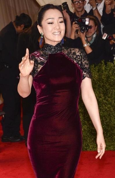 线条美 巩俐不愧是“旗袍美人”,她将旗袍穿出了中国女性的古典韵味儿