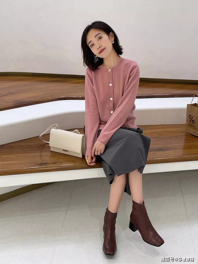 身材 圆领的羊毛开衫，是简单大方的基本款样式，搭配裤子裙子都好看
