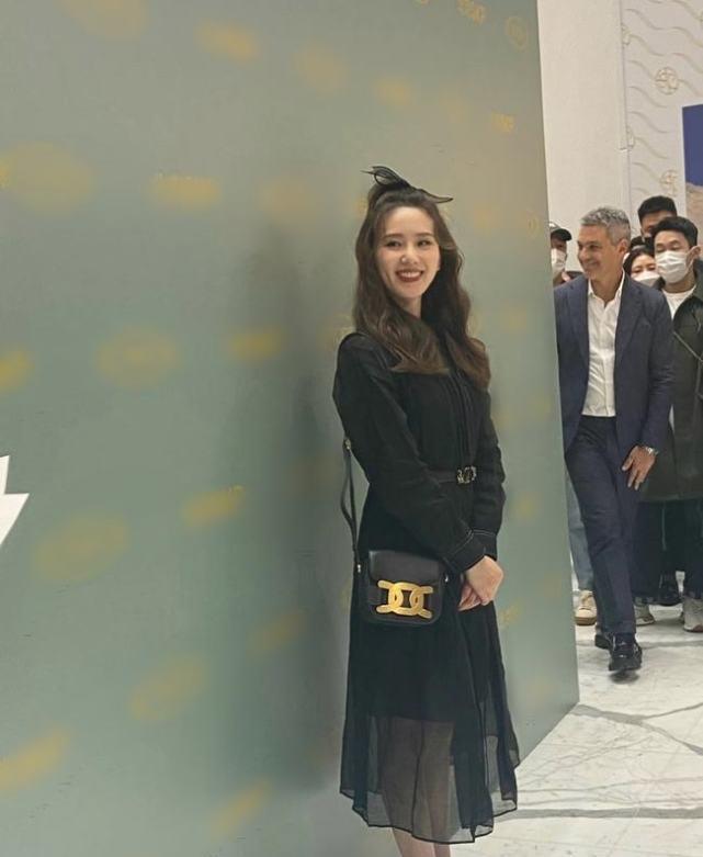 元素 刘诗诗真不像当妈妈的人儿！牛仔裙融合薄纱好仙，绝美笑容太治愈