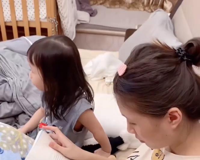 结局|广东妈妈陪女儿,看电视偷吃零食，不料女儿突然转头结局真实