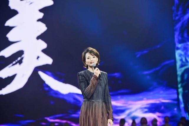 龙洋 龙洋接棒董卿主持太成功!穿蕾丝长裙闪耀全场,面对董卿都不逊色