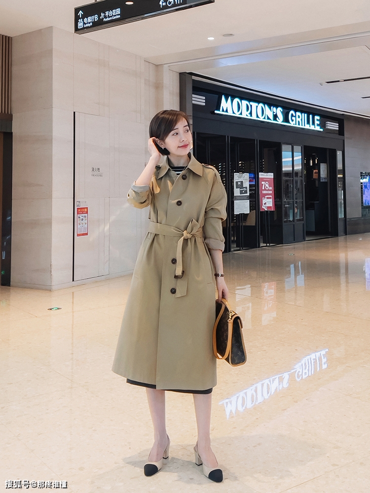 可以在 搭素色衬衫,搭小脚裤,搭高跟鞋,知性又女人搭T恤,搭直筒裤