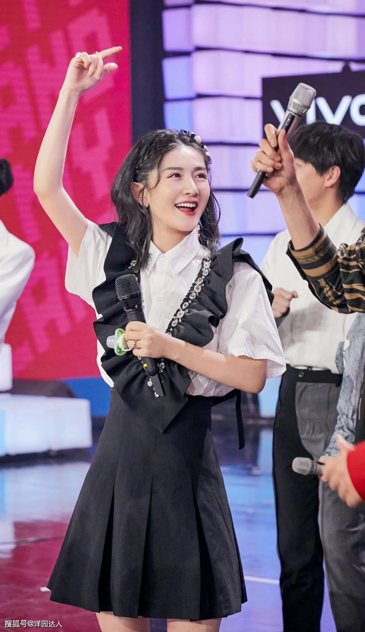 元素 谢娜生娃后更少女了，衬衫搭配背带裙，轻松回到学生时代上热搜