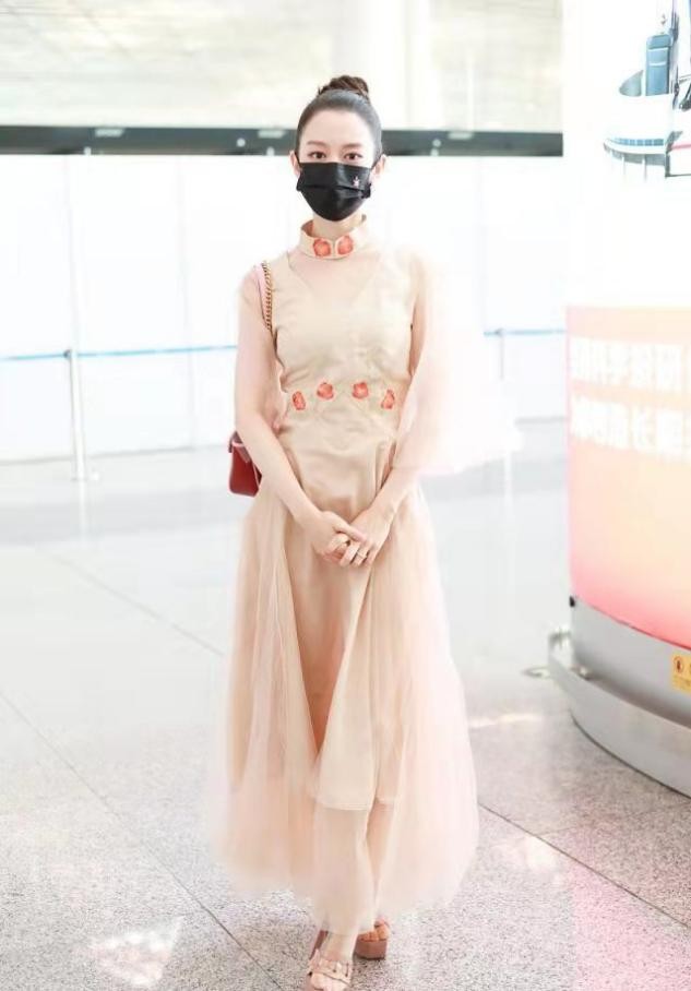 高跟 吉娜走机场也太端着了，一袭薄纱裙和旁人格格不入，隆重过头了