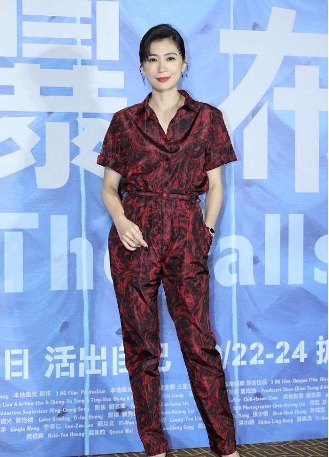 设计 贾静雯难逃发福，穿蓝色抹胸裙秀身材，转身瞬间却暴露“妈妈肚”