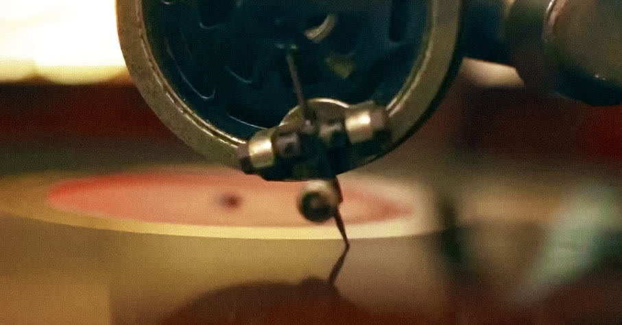 因为|倪妮新片首发预告，搭档邓伦上演“跨时空”爱恋，大街上深情拥吻