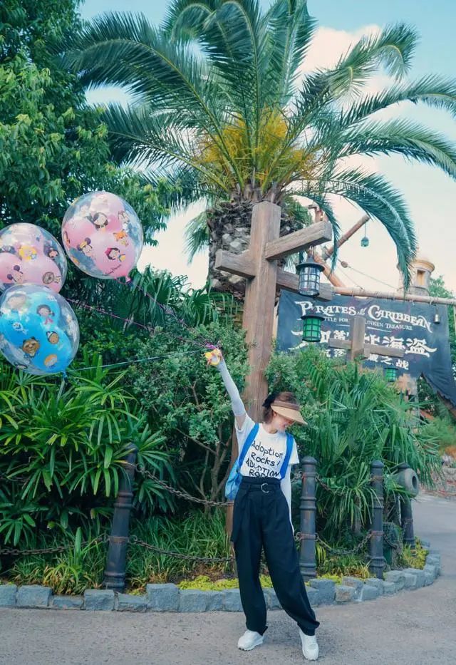 一身 孙俪又剪耳上短发,配一身黑西装出席活动,男相十足脸好长