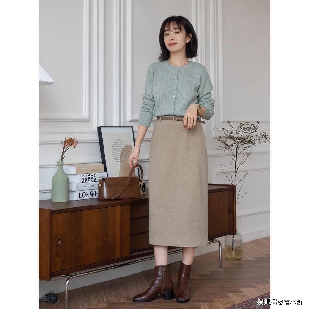 in 多穿“半身裙”，搭配西装、针织衫时尚又优雅，秋季的最in存在
