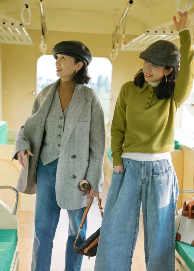一身 50岁的女人别总穿一身黑，可以尝试浅色穿搭，演绎别样的视觉盛宴