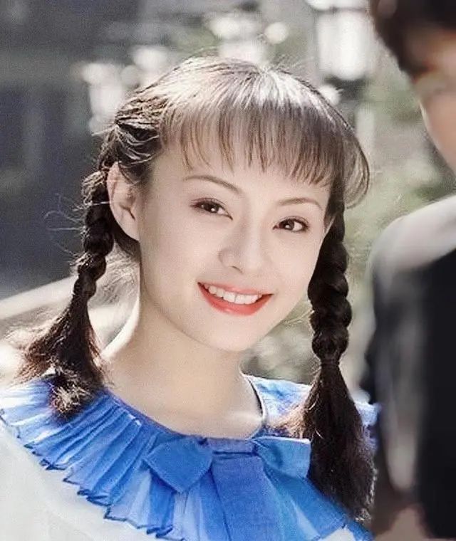 一身 孙俪又剪耳上短发,配一身黑西装出席活动,男相十足脸好长