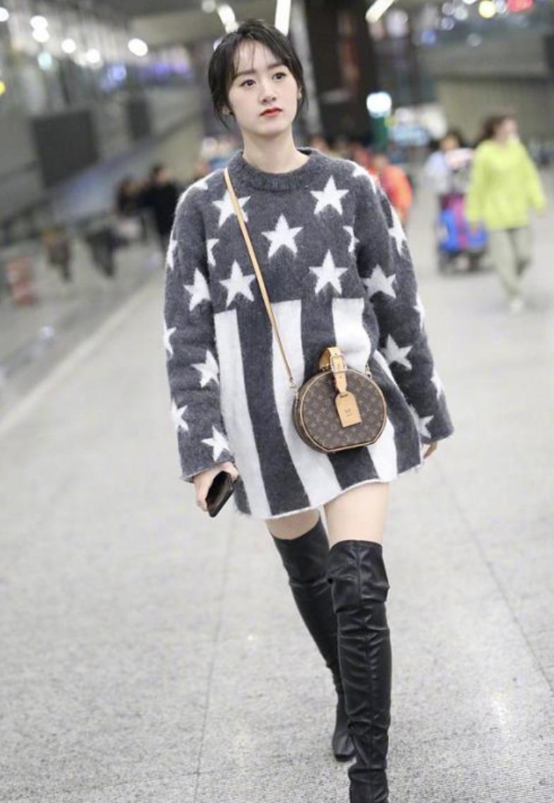 袁冰妍 袁冰妍穿少女装现身机场，穿过膝长靴秀美腿，背LV挎包却有点俗气